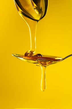 Bir kaşığa serpiştirilmiş bal 