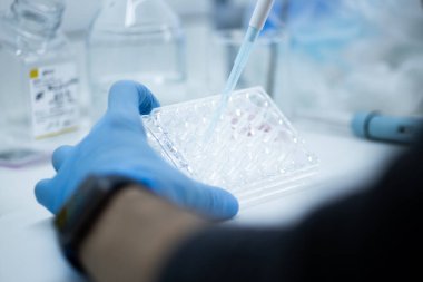 Tıp ve hücre kültürü laboratuarında hücre kültürü
