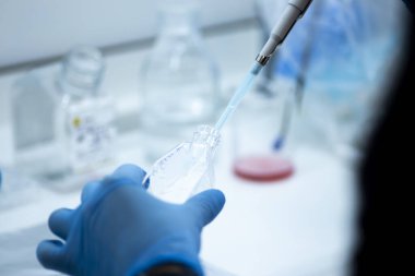Tıp ve hücre kültürü laboratuarında hücre kültürü