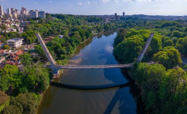Piracicaba nehri üzerindeki yaya köprüsünün havadan görünüşü, Brezilya, Ekim 2022