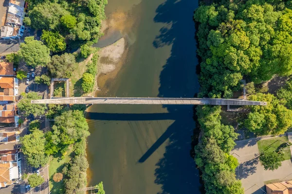 Piracicaba nehri üzerindeki yaya köprüsünün havadan görünüşü, Brezilya, Ekim 2022