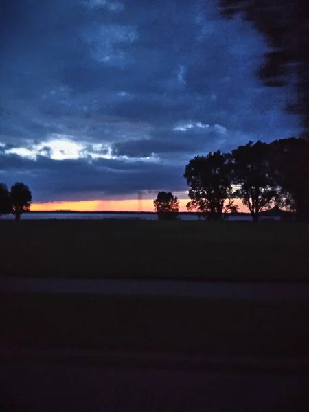 Vacker Solnedgång Över Fältet — Stockfoto