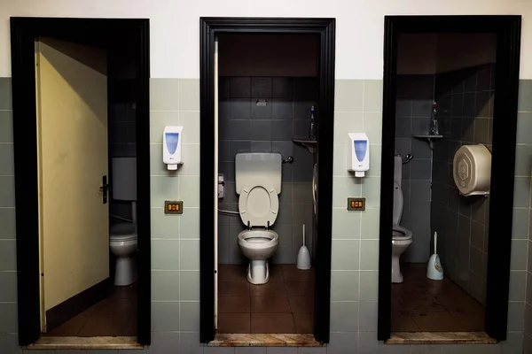 Série Três Banheiros Colocados Empresa Disponibilizados Aos Funcionários — Fotografia de Stock
