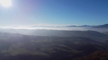 Piedmontese Langhe 'deki Murazzano tepelerinde sonbahar mevsiminin tipik renkleriyle bir dron tarafından 4k video çekildi.