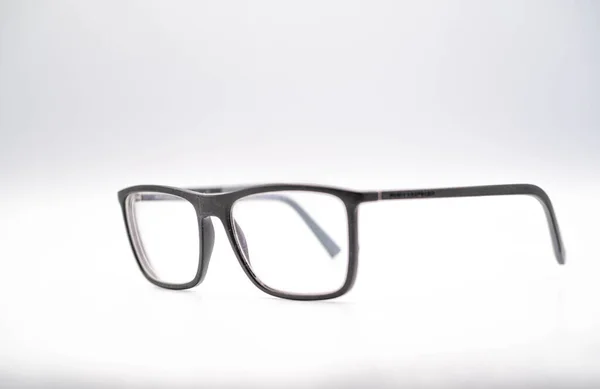 Czarne Okulary Grubą Obręczą Sfotografowane Białym Tle Podczas Sesji Zdjęciowej Obrazy Stockowe bez tantiem
