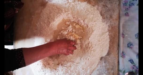 Видео Женщина Месит Тесто Сделать Пиццу Хлеб Видны Руки Разминающие — стоковое видео