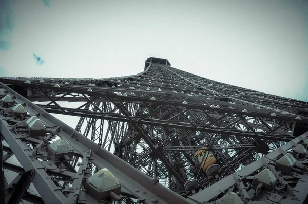 Die Tour Eiffel Fotografiert Von Unten Einem Sommertag Jahr 2012 — Stockfoto