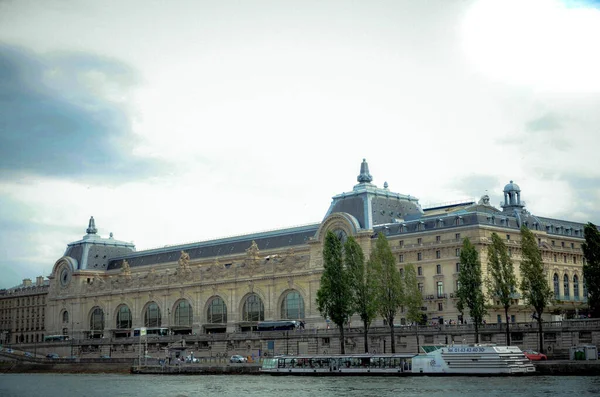 在法国首都巴黎的旧火车站上建造了一座以艺术品为主题的博物馆 — 图库照片