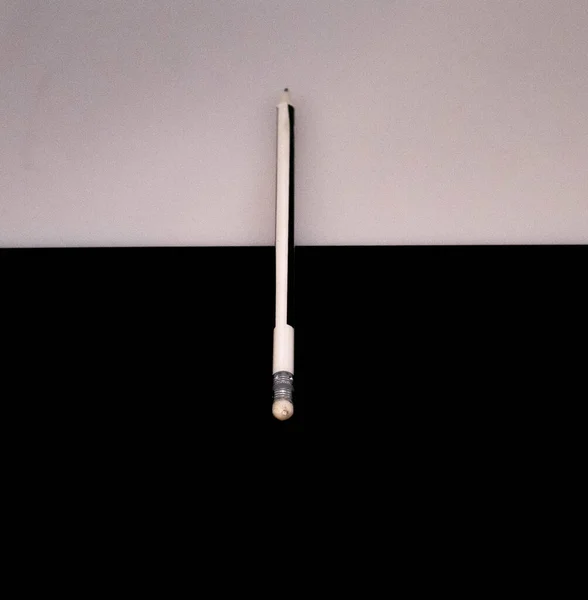Bleistift Auf Glas Schwarz Weiß Hintergrund Für Marketing Und Kommunikation — Stockfoto