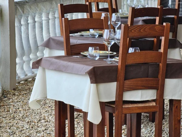 位于瓦拉泽利古里亚海岸的一家餐厅的桌子和椅子 准备周日午餐 2023年6月暑假期间 — 图库照片