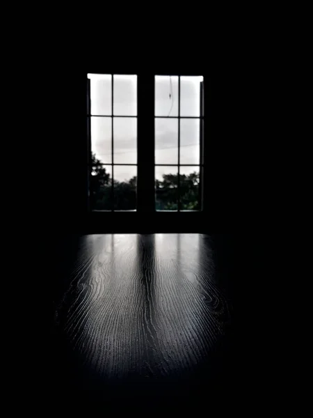 Ein Fenster Erhellt Einen Dunklen Raum Und Erzeugt Einen Dunklen — Stockfoto
