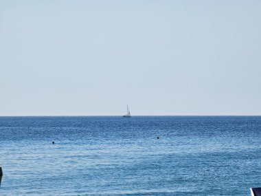 2023 yazında spot ışıklarının yakınında batı Ligurian sahilinin ortasında pedal ve yelkenli.