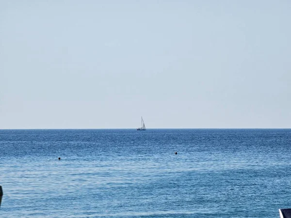 2023年の夏にスポットノルド近くの西リグリア海岸の海の真ん中にペダルボートと帆船 — ストック写真