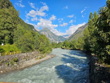 Temmuz 2023 'te Aosta Vadisi' ndeki Courmayeur 'daki Mont Blanc dağ sırasının manzaraları