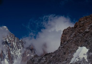 Mont Blanc dağ sıraları 2023 yazında, Courmayeur Valle d 'Aosta' da karın altında.