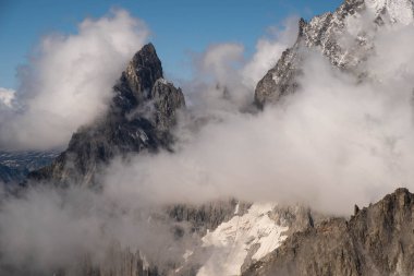 Mont Blanc dağ sıraları 2023 yazında, Courmayeur Valle d 'Aosta' da karın altında.