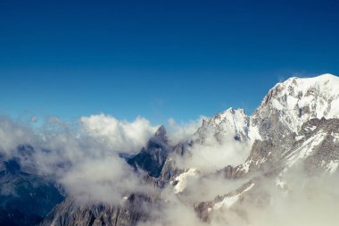Temmuz 2023 'te Aosta Vadisi' nde Punta Hellbronner 'da karla kaplı bir Mont Blanc dağı.