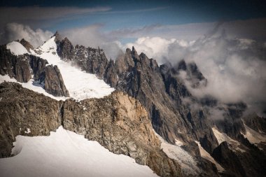 Temmuz 2023 'te Aosta Vadisi' nde Punta Hellbronner 'da karla kaplı bir Mont Blanc dağı.