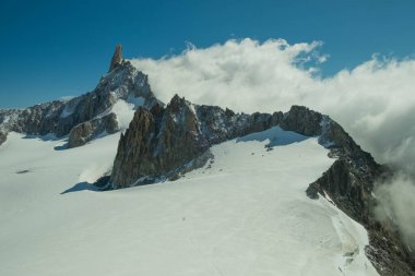 Temmuz 2023 'te Aosta Vadisi' nde Punta Hellbronner 'da karla kaplı bir Mont Blanc dağı.