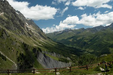 Temmuz 2023 'te Aosta Vadisi' nde Punta Hellbronner 'da karla kaplı bir Mont Blanc dağı.