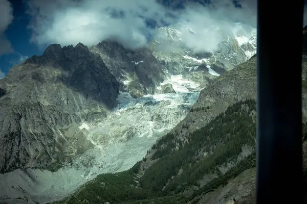 2023年7月のアオスタ渓谷のクールメイヤーのモンブラン山脈の風景 — ストック写真