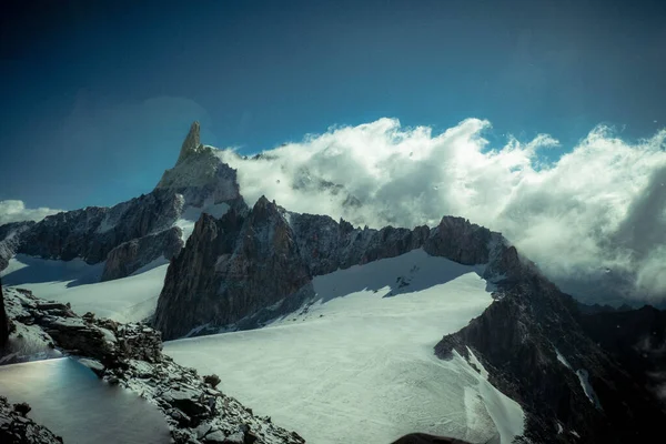 モンブランの山脈は 2023年の夏に クールマイヤールのヴァレ ダオスタの雪の下で — ストック写真