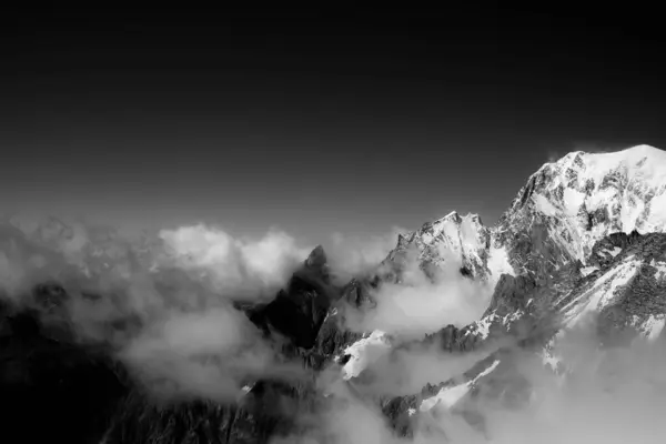 2023年7月に白黒で撮影された雪に覆われたモンブラン山脈 — ストック写真