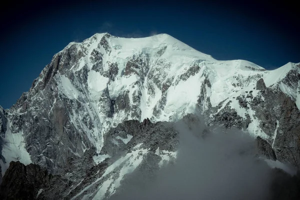 2023年7月のプンタヘルブロンナーから見たイタリアアルプスのモンブランの雪の頂上 — ストック写真