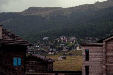 2023 yazında İsviçre sınırında Valtellina 'da bir dağ köyü olan Livigno kasabasının panoraması