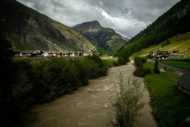 2023 yazında İsviçre sınırında Valtellina 'da bir dağ köyü olan Livigno kasabasının panoraması