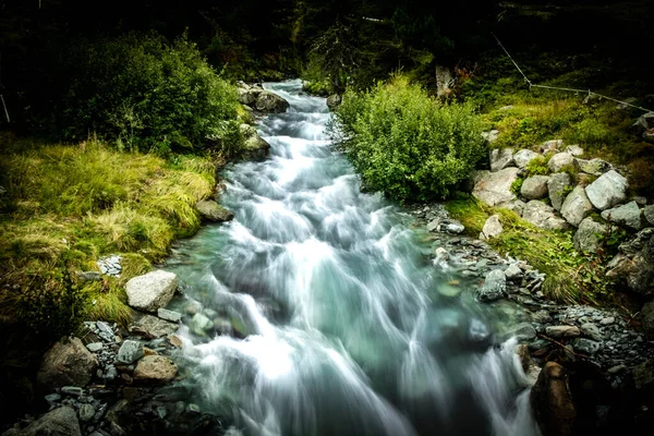 Spektakuläre Berglandschaften Mit Wasserfällen Und Bächen Livigno Valtellina Der Grenze — Stockfoto