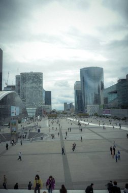 Fransa 'nın başkenti Paris' teki La Defense bölgesinin cam gökdelenleri ve meydanları, Temmuz 2013