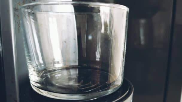 热气腾腾的浓缩咖啡倒入一家意大利酒吧的杯子里 享用一份适当的地中海早餐 — 图库视频影像