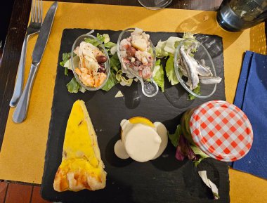 2023 sonbaharında İtalyan mutfağından aperatiflerle servis edilen tipik İtalyan içki saati, barlarda ve kulüplerde servis edilir.