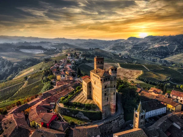 Serralunga d 'Alba Şatosu, Piedmontese Langhe' nin kalbinde sonbahar döneminde gün batımında İHA ile yukarıdan alındı.