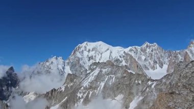 Mont Blanc dağ sırasının 4K videosu karla kaplı ve Punta Hell Bronner 'dan 2023 sonbaharında Courmayeur' daki Aosta Vadisi 'nde çekildi.