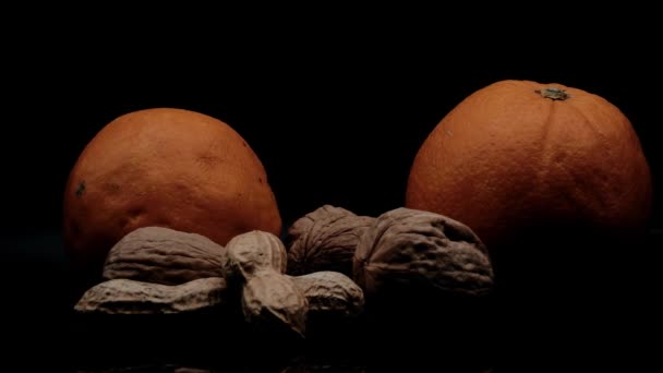 Wideo Świeżych Suszonych Owoców Pomarańczy Orzechów Orzeszków Ziemnych Czarnym Tle — Wideo stockowe