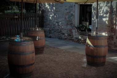 Barda masa olarak kullanılan tahta variller. Fıçı, daire içine alınmış ve hafifçe eğri dallardan yapılmış ahşaptan yapılmış bir kap. Piedmontese Langhe 'de Alba' da bir bar gördüm.