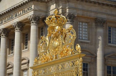 Versailles Sarayı ya da Versailles Sarayı ya da Versailles Sarayı olarak da bilinen eski ve görkemli bir konuttur. 