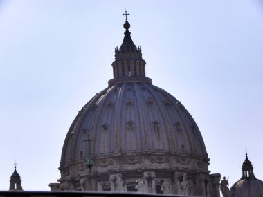 Aziz Peter Kilisesi 'nin kubbesi Vatikan' daki Aziz Petrus Bazilikası 'nın gemi yolculuğunun çatısını oluşturur. Bugüne kadar inşa edilmiş en büyük taş çatılardan biridir. Yaklaşık 42 metre çapa sahiptir ve bazilikanın toplam yüksekliğini getirir.