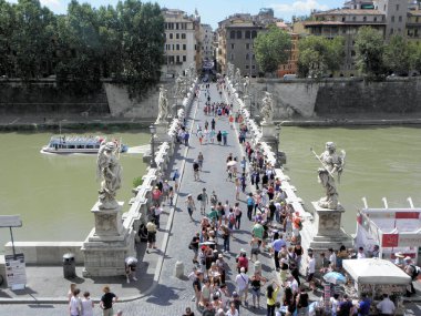 Roma, İtalya. 08/18/2010. Ponte Vittorio Emanuele II, Roma 'nın Tiber nehri üzerinde bulunan ve Ponte bölgesindeki Piazza Pasquale Paoli ile Vatikan Lungotevere' i birbirine bağlayan köprü..