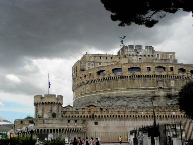 Castel Sant 'Angelo (10.-12. yüzyılda Mole Adrianorum veya Castellum Crescentii olarak da bilinir) Roma' da Tiber Nehri 'nin sağ kıyısında bulunan bir anıttır.)