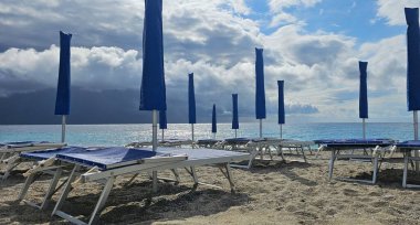 Spotorno, yazın Ligurian Riviera 'sı. Banyo tesisi, banyo yapanlara hizmet ve konukseverlik sunan oda ve ekipmanlarla donatılmış, plaja yakın bir turizm tesisidir..