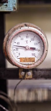 Manometre sıvıların göreceli basıncını ölçmek için bir araçtır. Lemmanın doğru anlamı, atmosferden daha büyük basınçların ölçümüne adanmış araçları ifade eder.