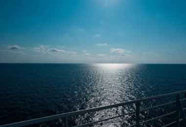 2024 yaz tatili için İtalya açıklarında Palermo 'ya giden bir feribotun engin mavi denizi.