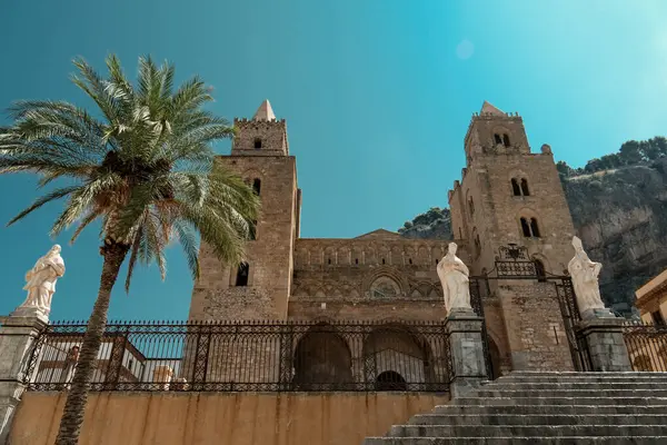 Cefal, palermo, Sicilya. 08/31/2024. Cefal Katedrali (İngilizce: Cefal Cathedral Basilica), başkent Palermo 'da Cefal' de bulunan küçük bir bazilikadır..