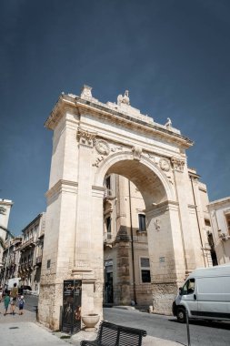 Porta Reale, Noto şehrinin girişinin sembolüdür. Porta Reale projesi, Noto 'nun Burbon Kralı II. Ferdinand' ın gelişini öğrenmesiyle 1838 yılında başladı..