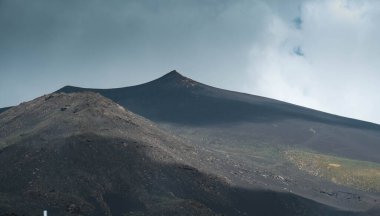 Sadece Catania gibi büyük Etna 'sı olan volkanik bir bölgenin kullanabileceği hammaddedir. Etna lav taşı bir hazine ve yerel ekonomi için büyük bir kaynak haline geldi..