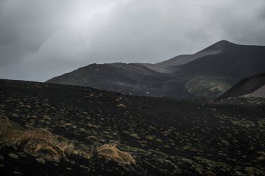 Sicilya Muncibbe, Sicilya 'nın Quaternary bölgesinde yer alan ve Avrasya plakasının en yüksek etkin volkanıdır. Zamanla sık sık püskürmesi değişmiş, hatta bazen son derece derinden.