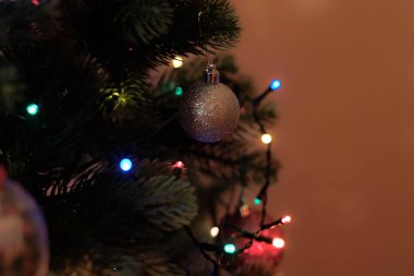 Noel ağacı süslemeleri Aralık ve Yeni Yıl tatillerinde